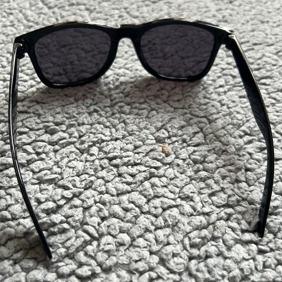 Classic Style Polarized Sunglasses for Men and Women - Picture 7 of 8